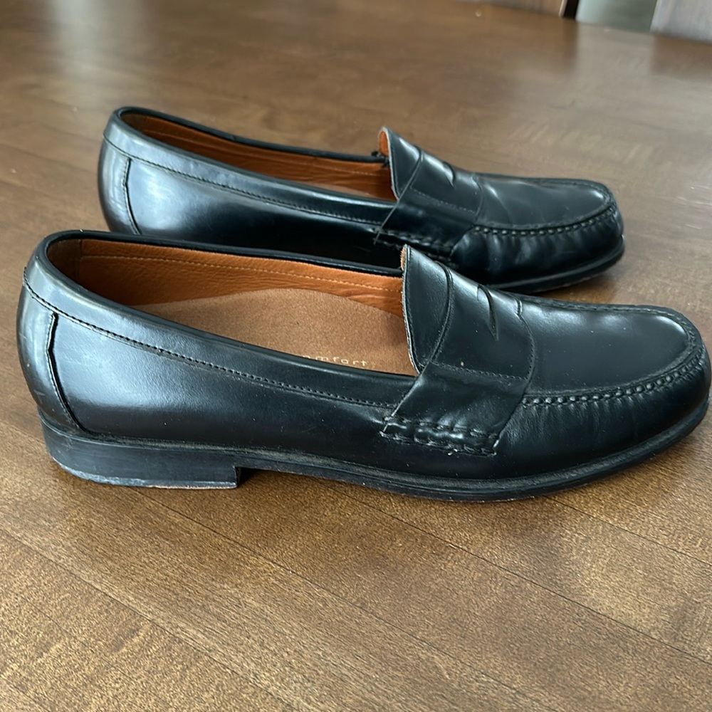 Penny loafers by Rockport. Men’s 11N. Black. Leather upper and leather sole.